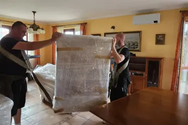 Ukázka ze stěhování nábytku v domě